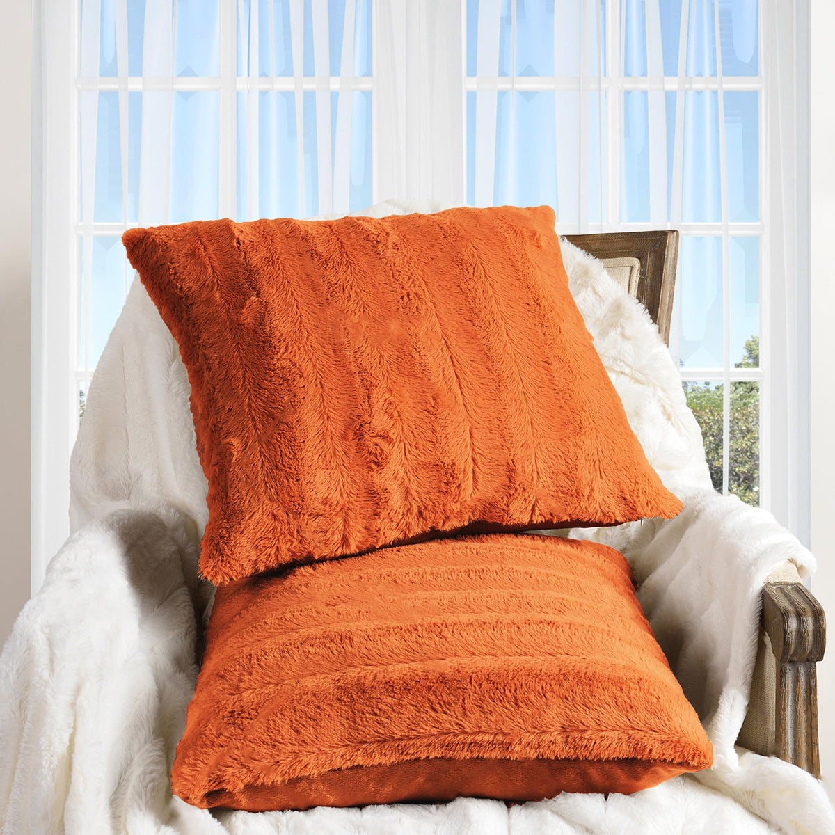Cheer Collection Faux Fur Throw Pillows - Decorative Pillows for Couch, Bed Throw Pillows, Blue Accent Pillows for Bedroom or Living Room Aesthetic, Set of 2 Furry Throw Pillows, 20" x 20"