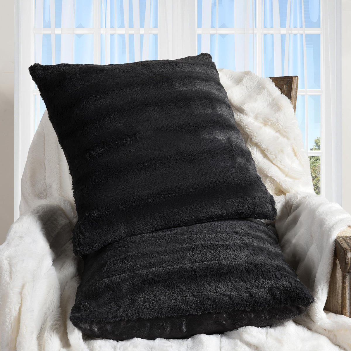 Cheer Collection Faux Fur Throw Pillows - Decorative Pillows for Couch, Bed Throw Pillows, Blue Accent Pillows for Bedroom or Living Room Aesthetic, Set of 2 Furry Throw Pillows, 20" x 20"