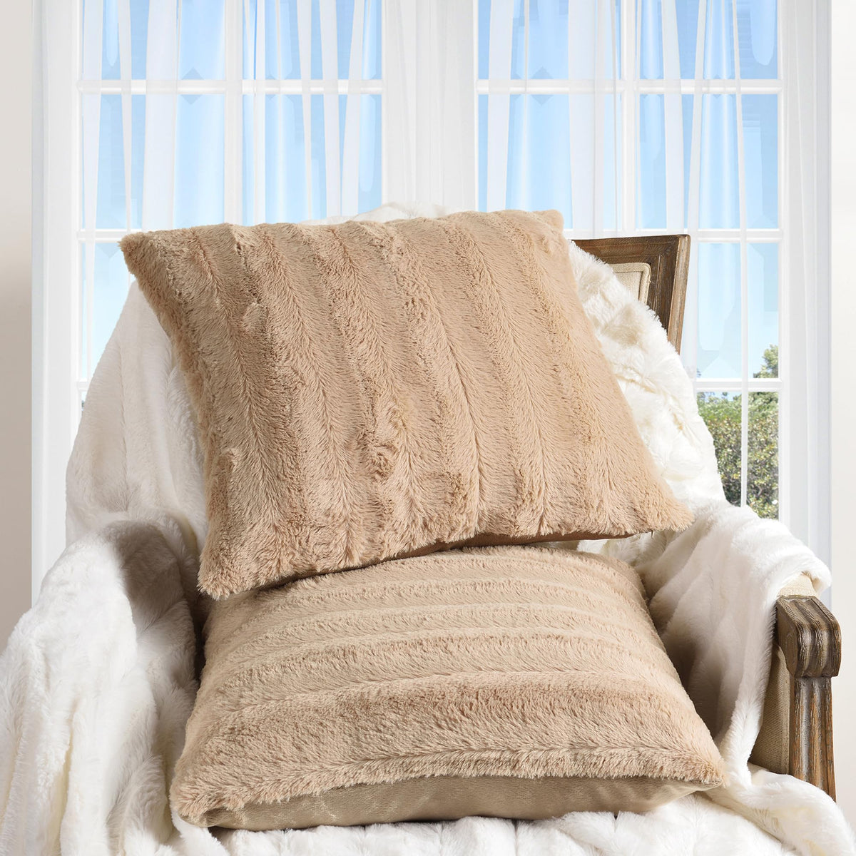 Cheer Collection Faux Fur Throw Pillows - Decorative Pillows for Couch, Bed Throw Pillows, Blue Accent Pillows for Bedroom or Living Room Aesthetic, Set of 2 Furry Throw Pillows, 20" x 20"