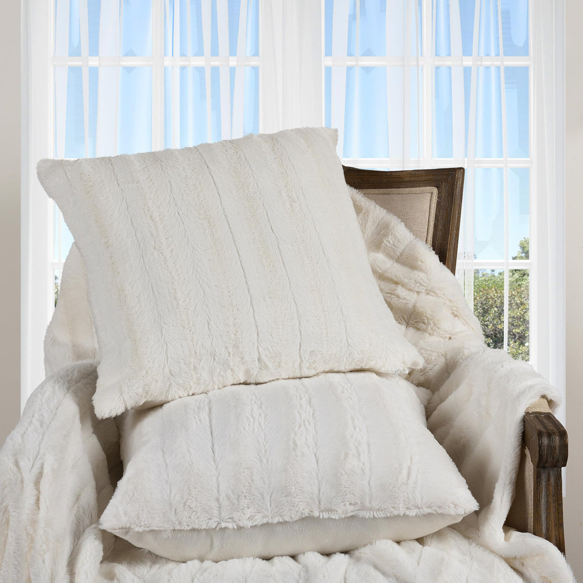 Cheer Collection Faux Fur Throw Pillows - Decorative Pillows for Couch, Bed Throw Pillows, Blue Accent Pillows for Bedroom or Living Room Aesthetic, Set of 2 Furry Throw Pillows, 20" x 20"
