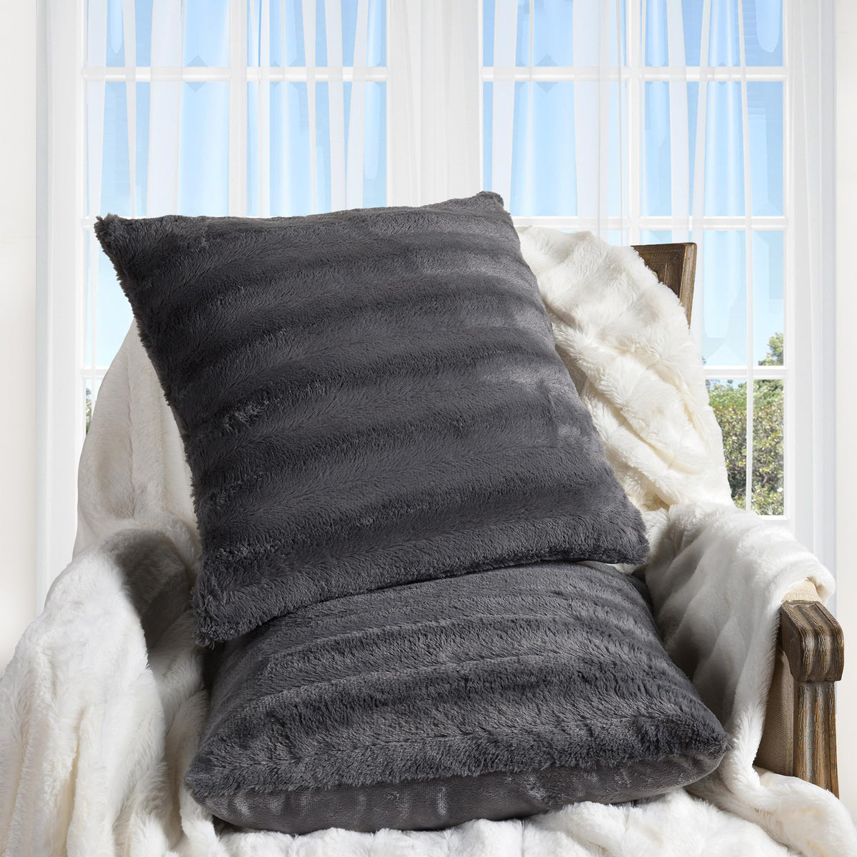 Cheer Collection Faux Fur Throw Pillows - Decorative Pillows for Couch, Bed Throw Pillows, Blue Accent Pillows for Bedroom or Living Room Aesthetic, Set of 2 Furry Throw Pillows, 20" x 20"