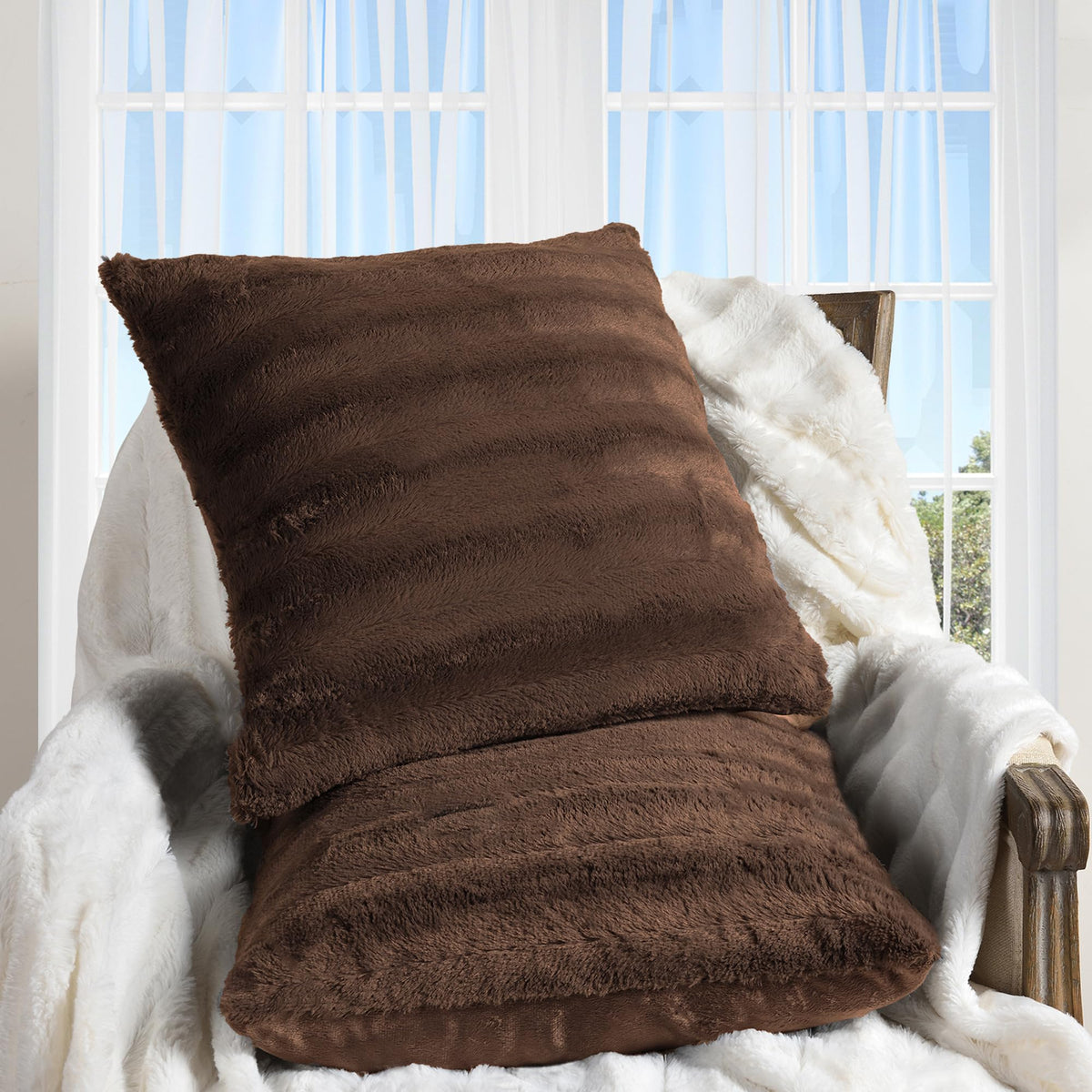 Cheer Collection Faux Fur Throw Pillows - Decorative Pillows for Couch, Bed Throw Pillows, Blue Accent Pillows for Bedroom or Living Room Aesthetic, Set of 2 Furry Throw Pillows, 20" x 20"